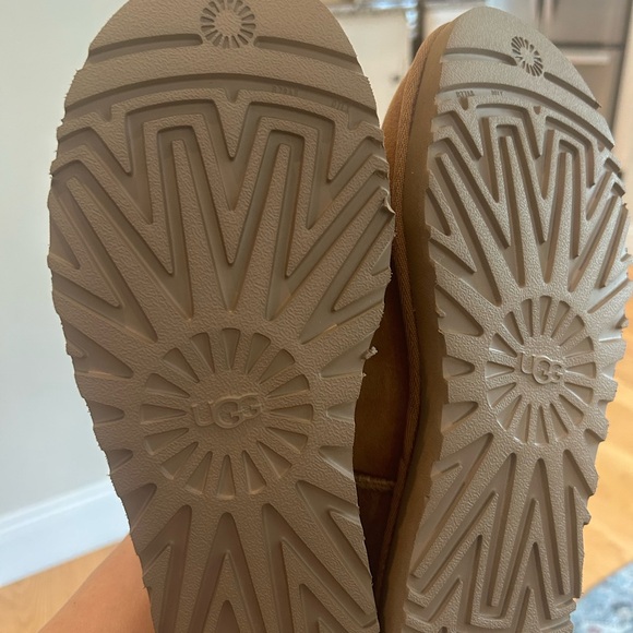 BRAND NEW low boot UGGs never worn size 8 does not come with box. - Picture 2 of 5